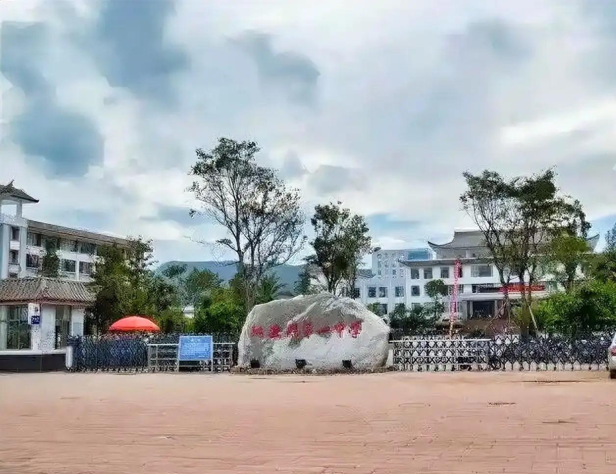 心寒破防！云南楚雄姚安县第一中学，一位高三老师的纵身一跃，让无数人揪紧了心。4月