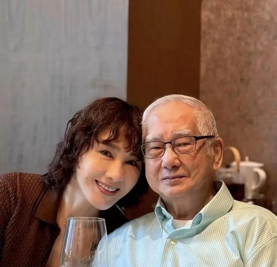 黎姿近日晒出和爸爸的合照，她留着微卷的短发，笑容明媚，梨涡浅显。很多人说黎姿也