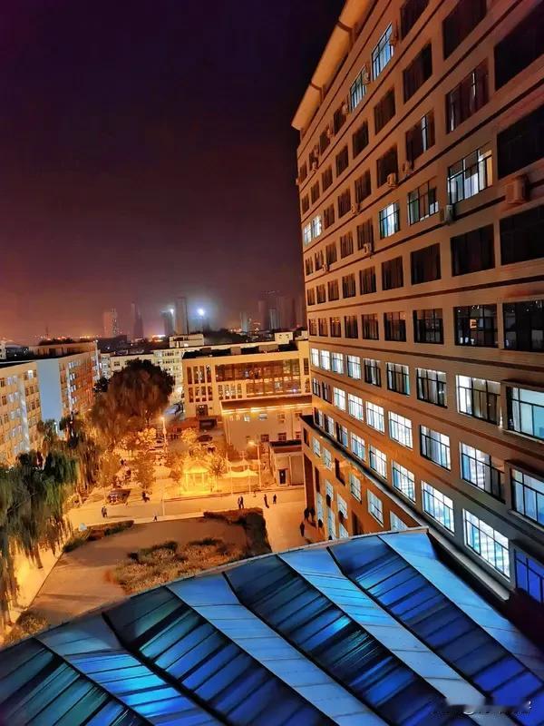 支持在校大学生去当兵。我想在下列两个时间点去当兵是最好的，一是刚刚考上大学，带