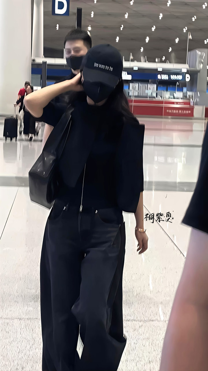 杨紫米兰出发杨紫allblack私服造型太酷帅出发海外行程先去米兰是有什么新