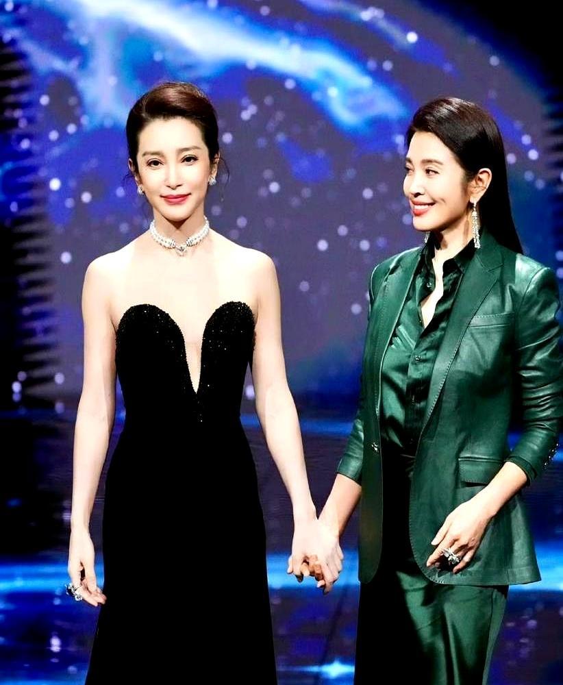 一件高定礼服，硬生生被穿成了烤红薯。姚晨那件全球首穿的火焰长裙，本想镇住全