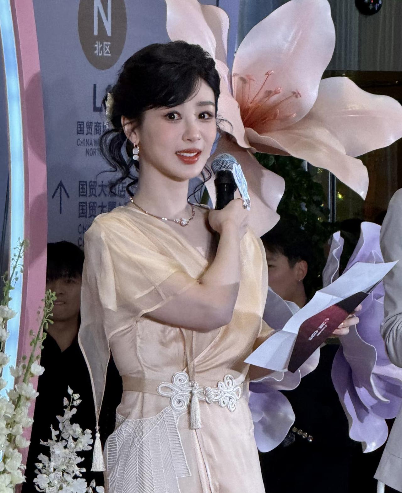 应该给杨紫今天的造型师加鸡腿，这条新中式的裙子和粉杏色的妆容很好的体现了她的柔美