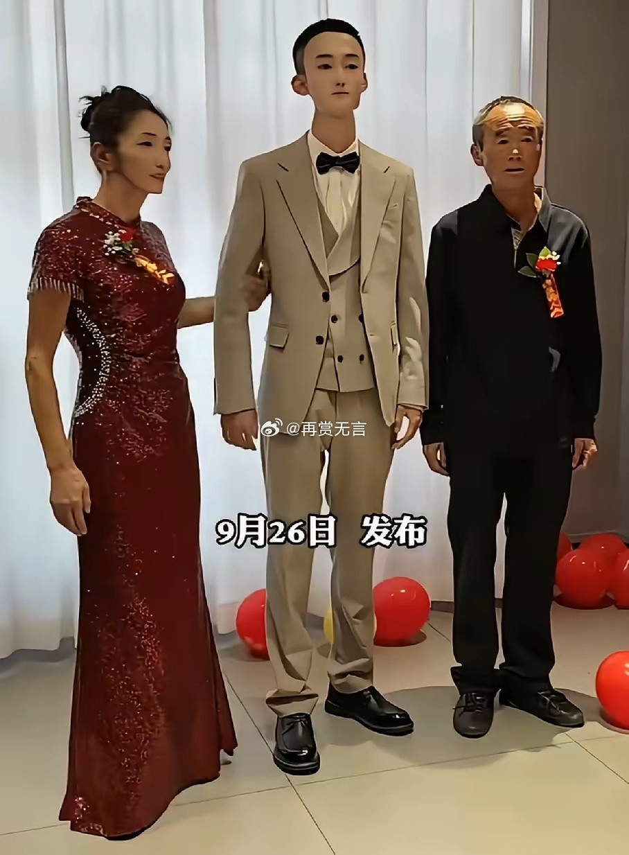 新郎新娘，还挺有夫妻相的唉​​​