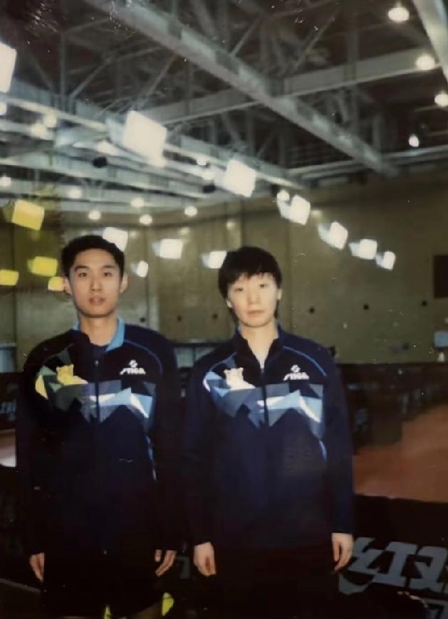 山东鲁能俱乐部工作人员更新与王曼昱合照。板板正正的曼昱，接下来回家好好休息。曼