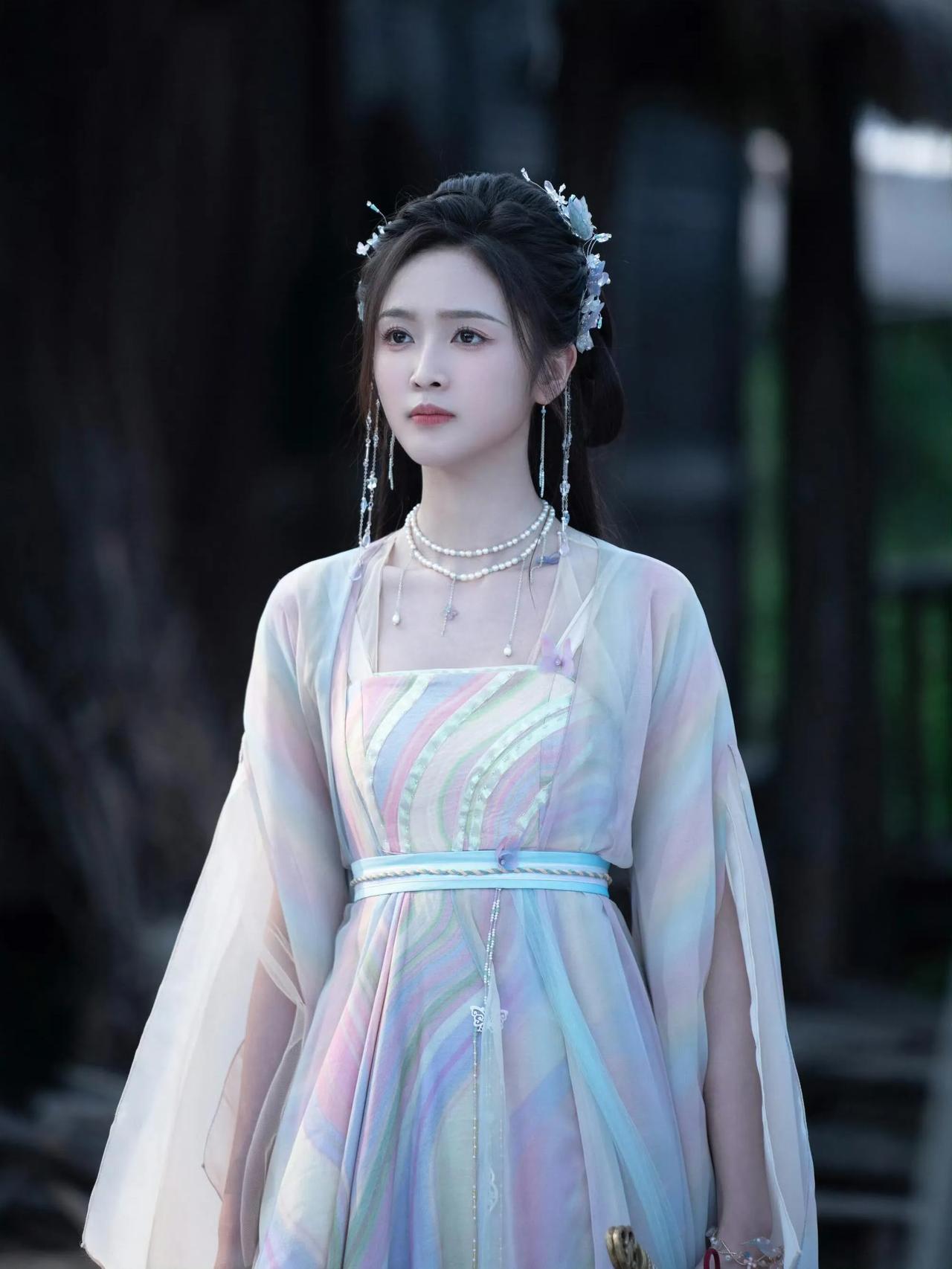 吴宣仪把彩虹穿在了身上《淮水竹亭》里，吴宣仪的每一套服装都好漂亮。个人最