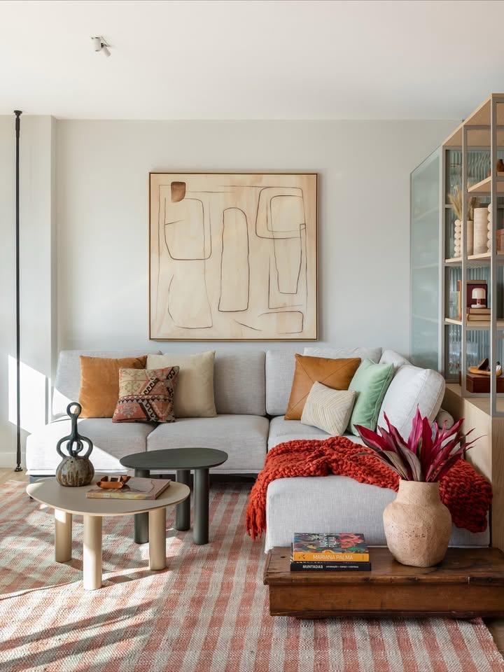 82㎡公寓的“治愈配方”:中性色调打底+天然材料。简约清新现代装修风格,你喜欢吗