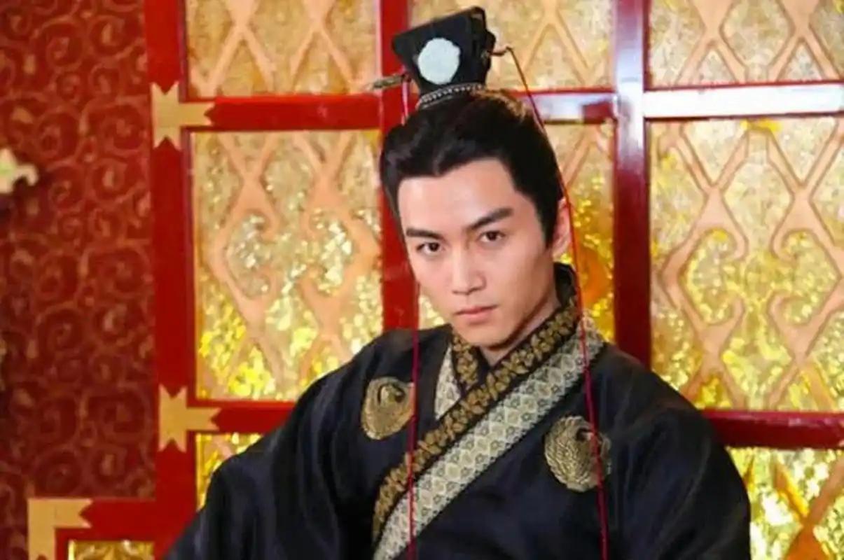 皇帝高洋喝得醉眼迷离，嘴角挂着笑，忽然转头看向坐在一侧的妇人——他的岳母。她不过