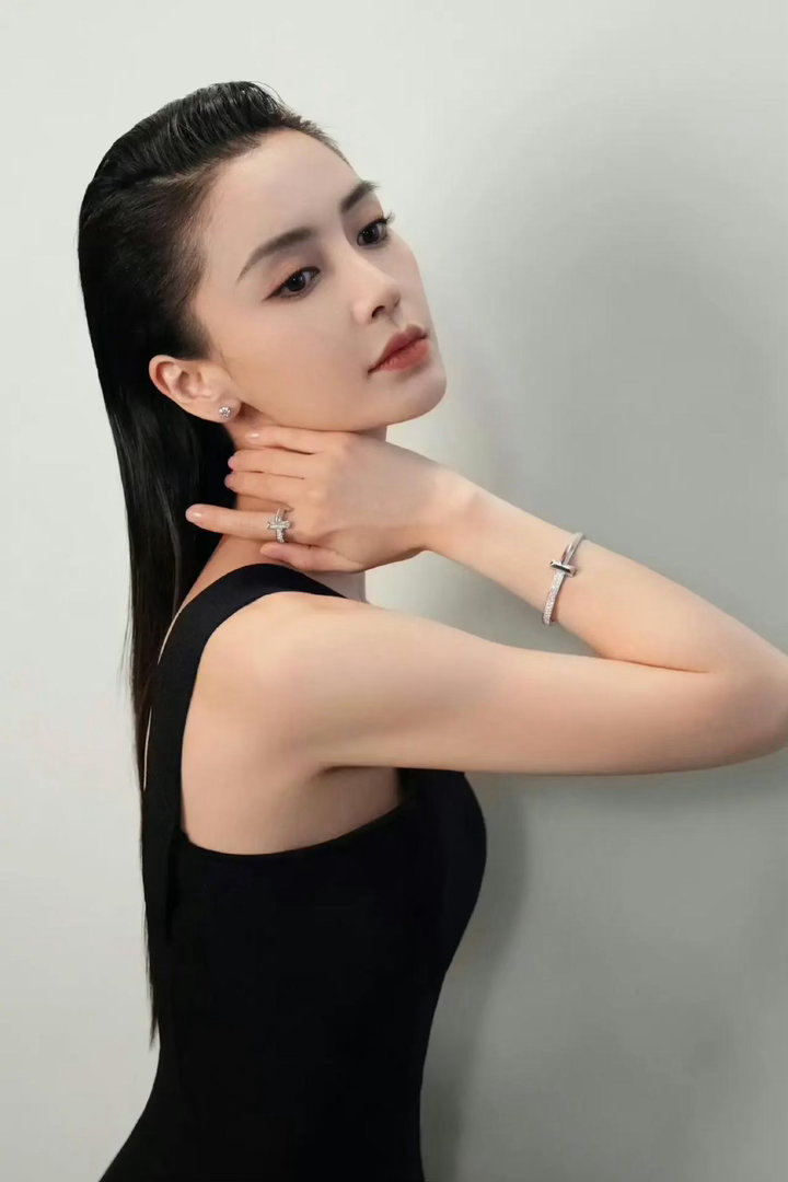 杨颖利落大背头造型气场十足，搭配黑色挂脖针织裙，穿搭别致新潮，造型吸睛度满满