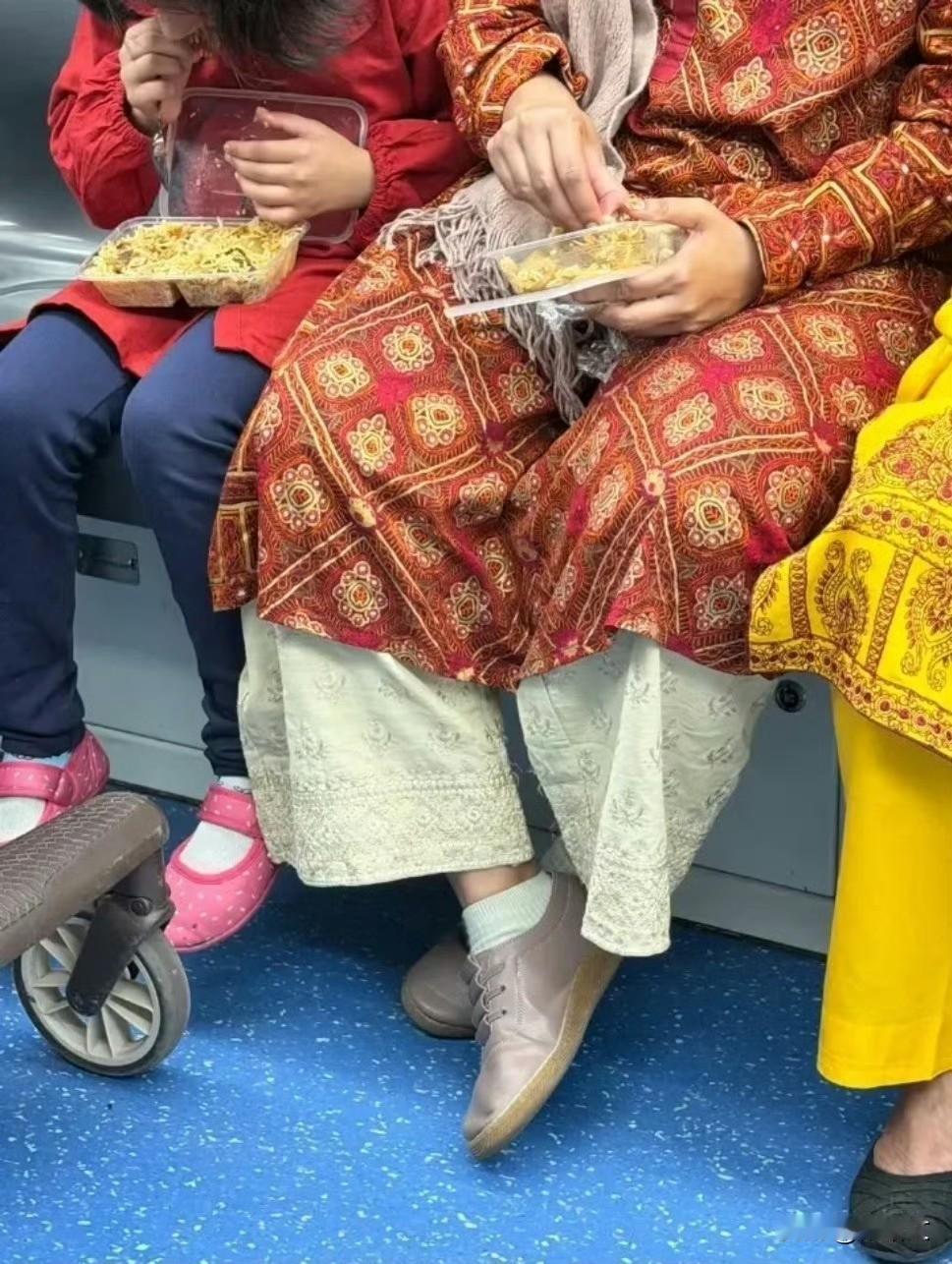 深圳地铁咖喱味炸了锅！本地人喝口奶被罚，老外手抓饭咋就不管？深圳地铁3号线
