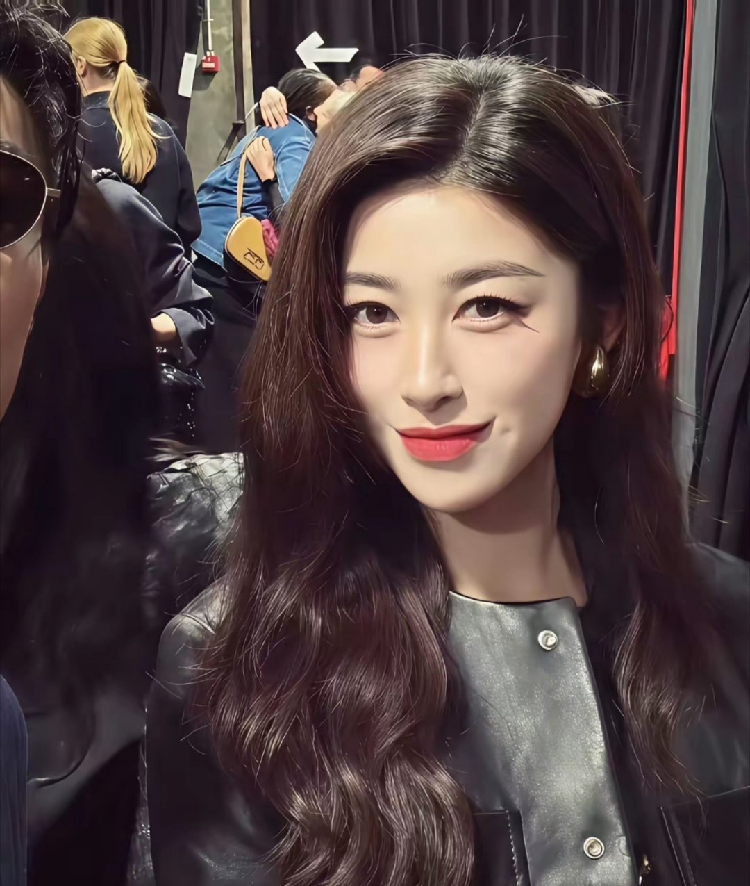 这是朱珠在国外的时候吗？在国内感觉很端庄的大女人风范啊还是有反差的，环境还是影响