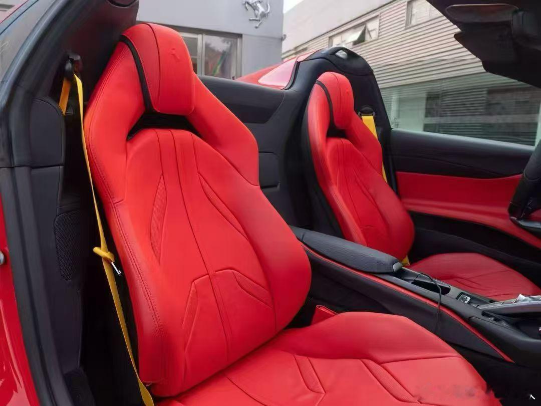 法拉利812gts作为812Superfast的敞篷版本。该车搭载6.5升