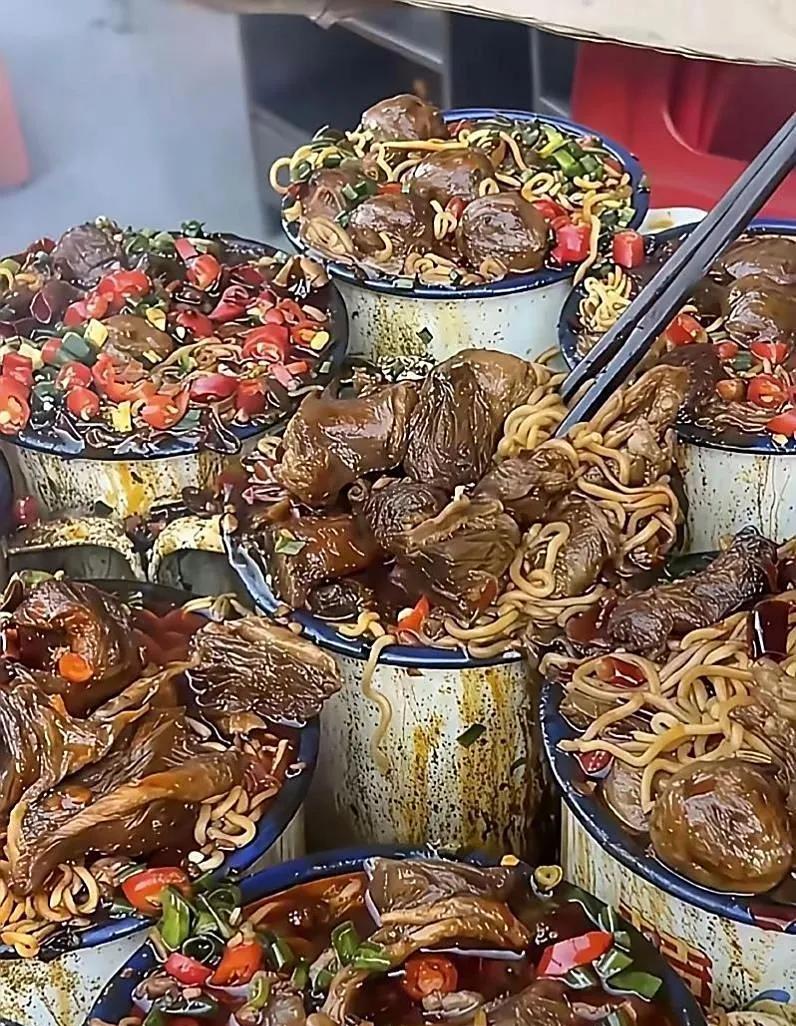 今儿逛街碰到个摆摊大叔，他卖的缸子牛肉方便面老实在了！牛肉在面上堆得满满当当，红