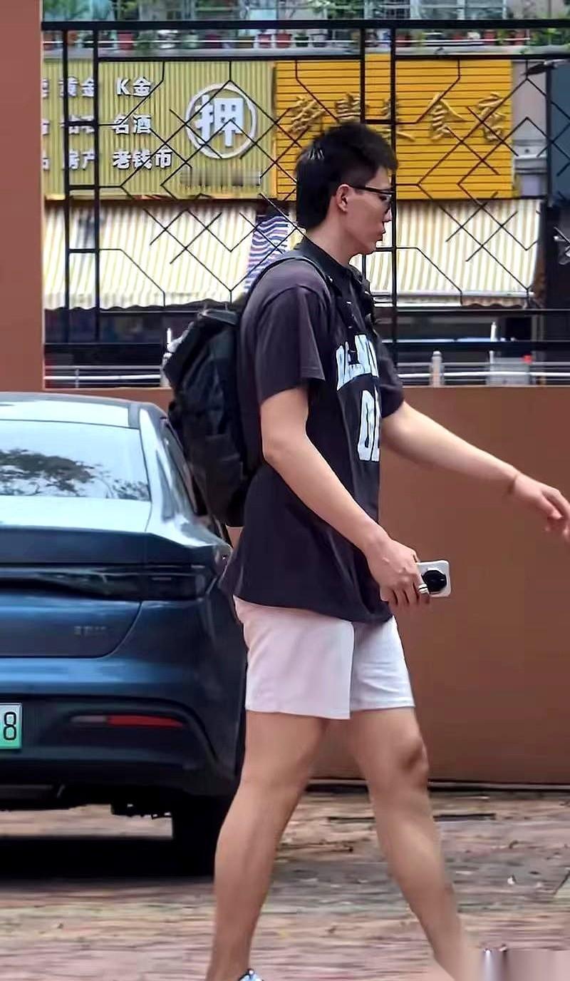 焦泊乔回广东宏远了。就在杜锋伤停缺赛、俱乐部急需用人的节骨眼上，那个消失了半个