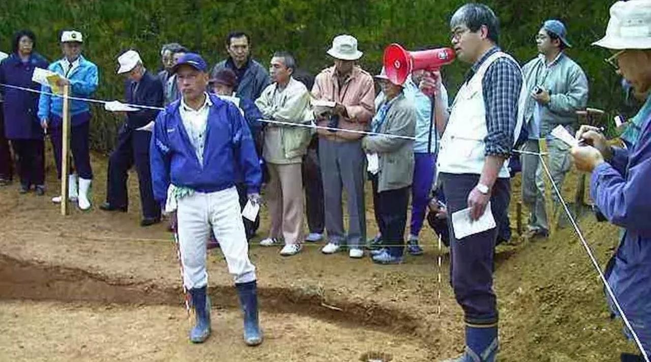 太丢人！为证明独立起源，日本专家造假20年，半夜偷埋石器被抓包藤村新一。他本