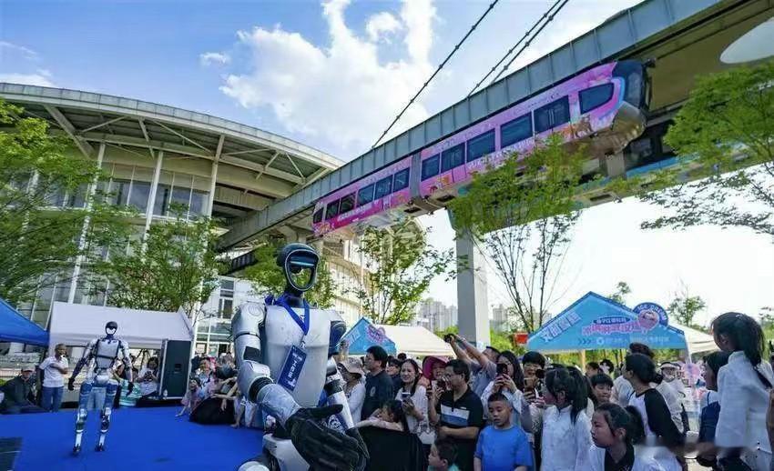 光谷空轨日客流历史新高！近日获悉，2025年5月2日17时35分29秒，光谷空