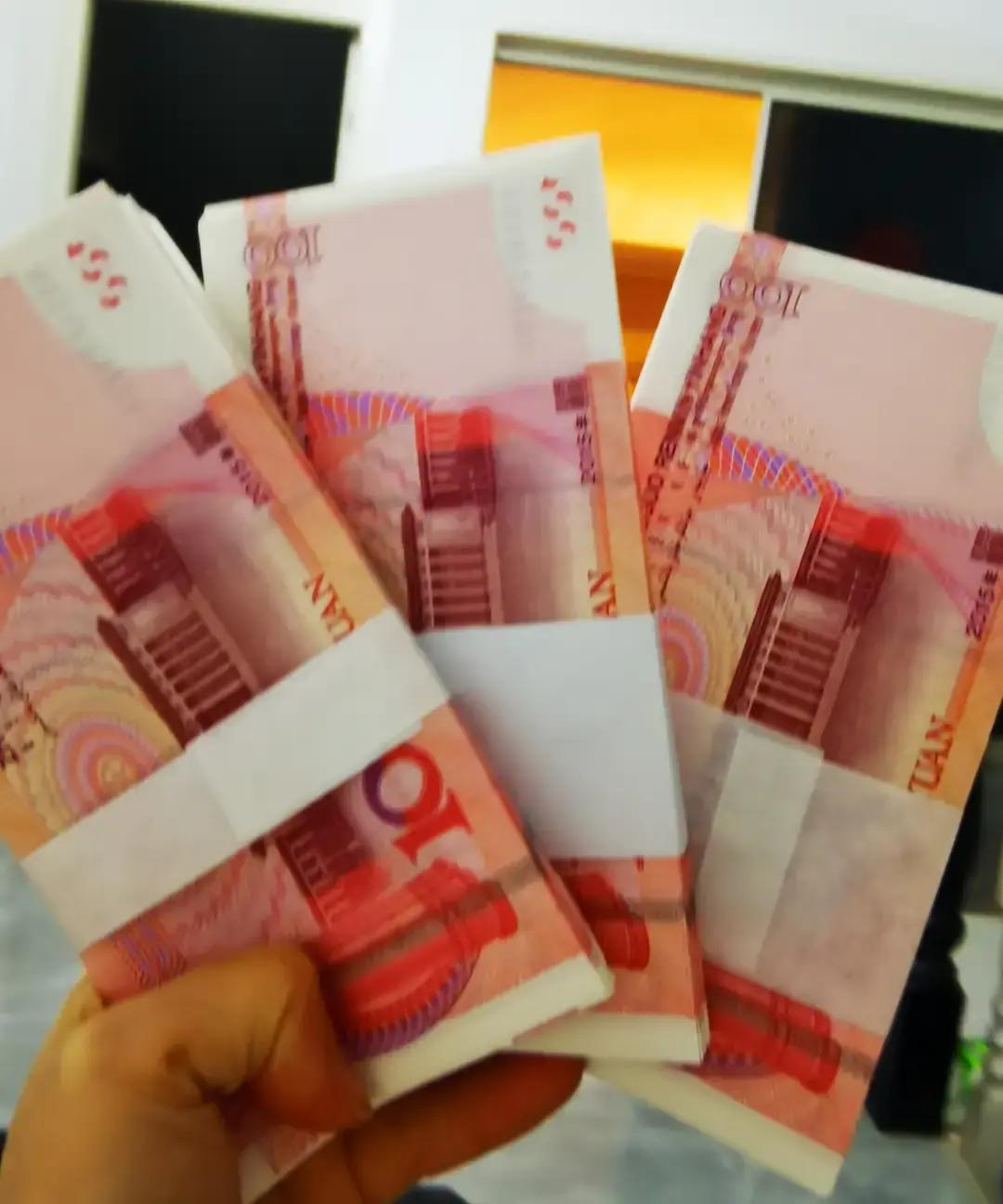 阿沅的老公刚拿到年终奖，当场给婆婆手机转账15000，备注写着“2024孝敬年终