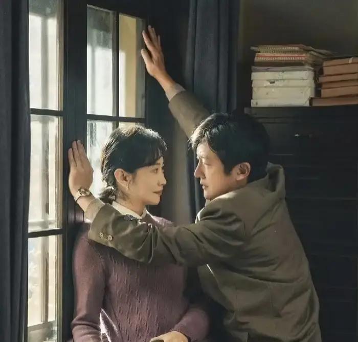 别再骂郭京飞“装”了，导演要的就是你觉得他假。《老舅》里那个万人迷，从头到