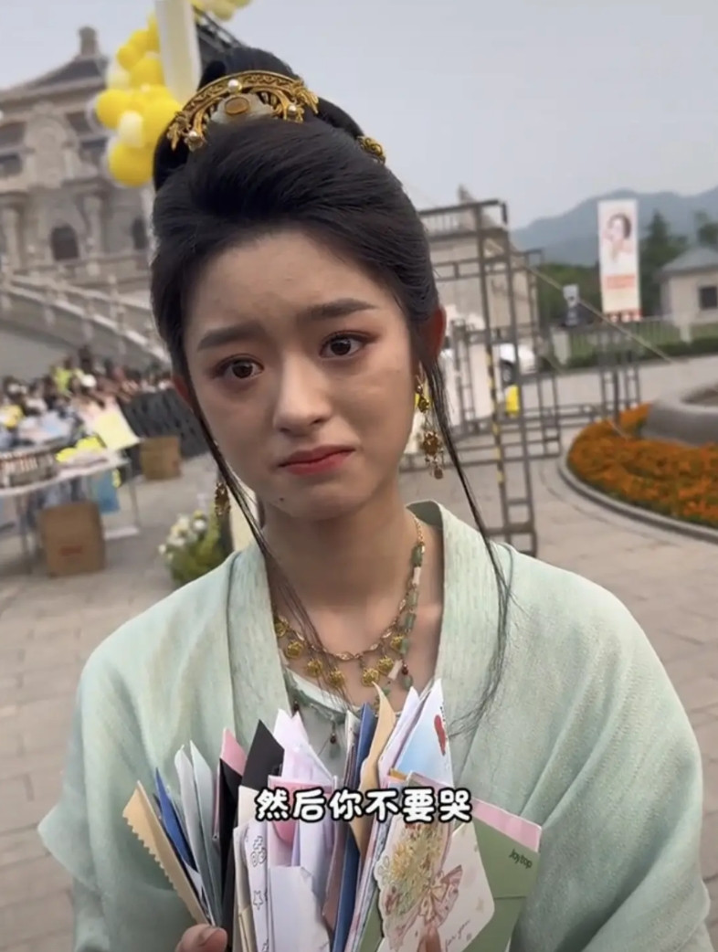 绷不住了！一群月入3000的人，劝亿万富豪女儿别哭！还担心她吃不饱！不好