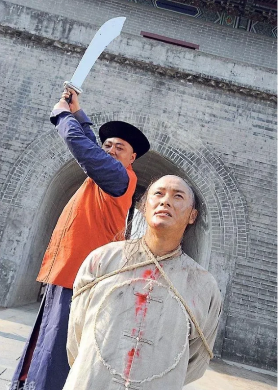 1661年，金圣叹被处以死刑，行刑前，金圣叹偷偷对刽子手说道：我耳朵里有二百两银