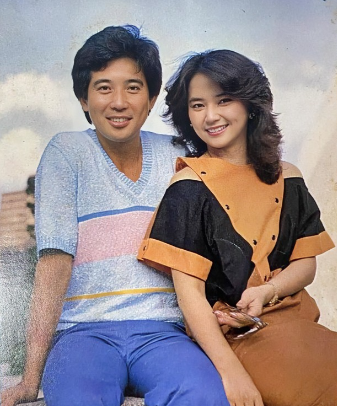 1983年，37岁的秦汉和25岁的胡慧中合影照片。照片中，秦汉身着蓝粉条纹针织衫