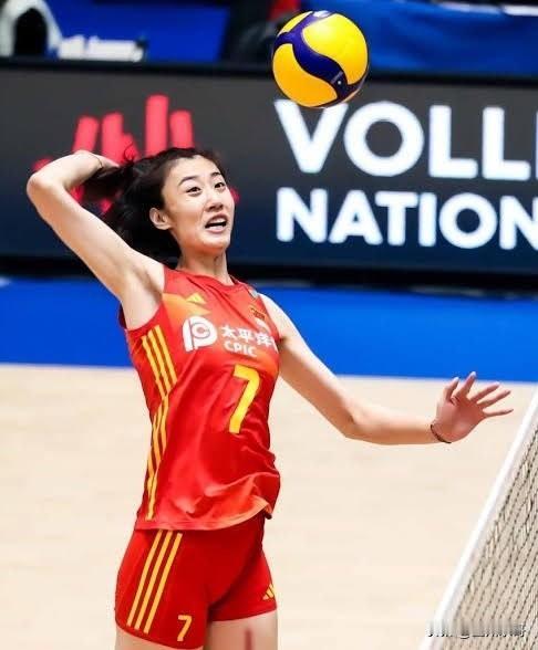 【王媛媛扣球跨过洲际】天津女排11月4日，天津女排最佳副攻王媛媛与意大利经纪