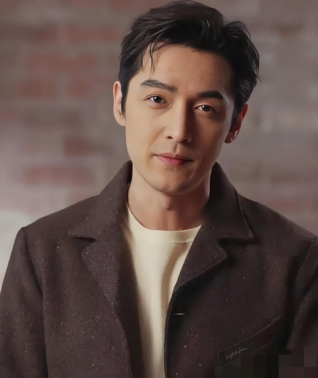 这世上最让我琢磨不透的人,大概是胡歌。明明早已儿女双全,拥有了圆满的小家,