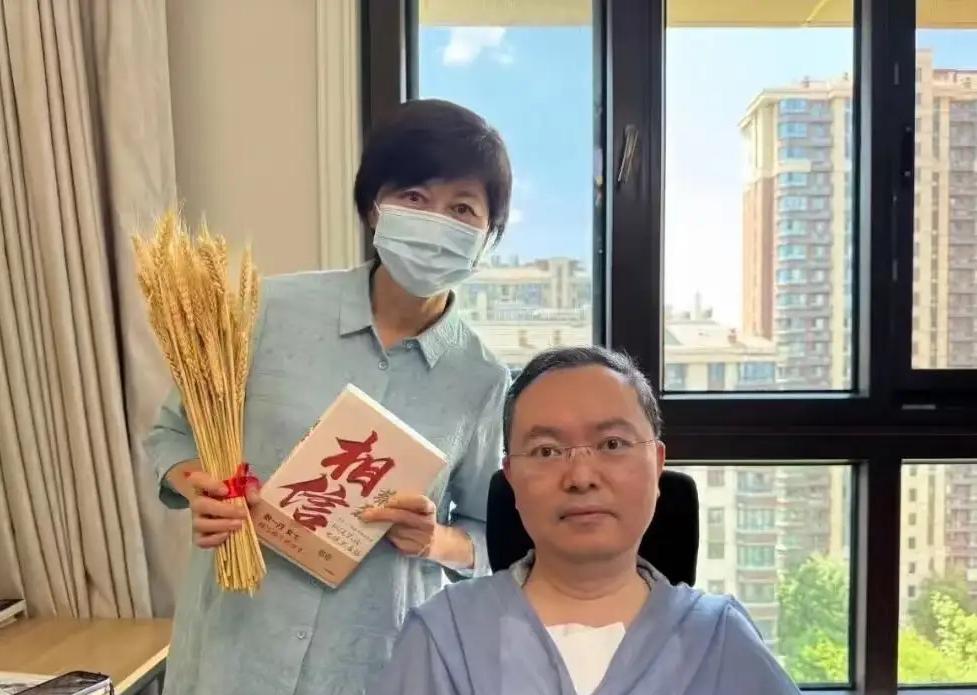 果然面相是会骗人的，敬一丹就是个例子，她今年6月17日，还去看望蔡磊，可没想