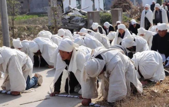 “真佩服现在的年轻人！”最近一则丧事处理方式，在网上掀起了不小的争议。一位年仅