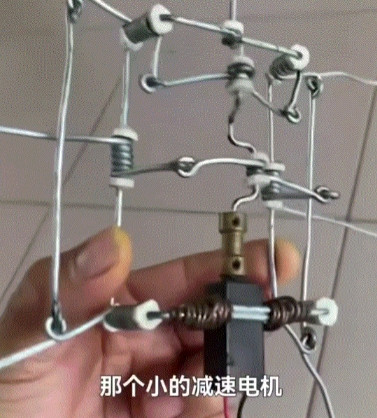 河北，一水电工师傅为了逗孩子开心，自己制作了一个简易的机械爬虫，因构思巧妙，引起