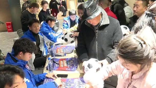 上午看到湘超冠军永州队球员的直播，发现有5名永州队球员在湖南浏阳与粉丝见面，现场