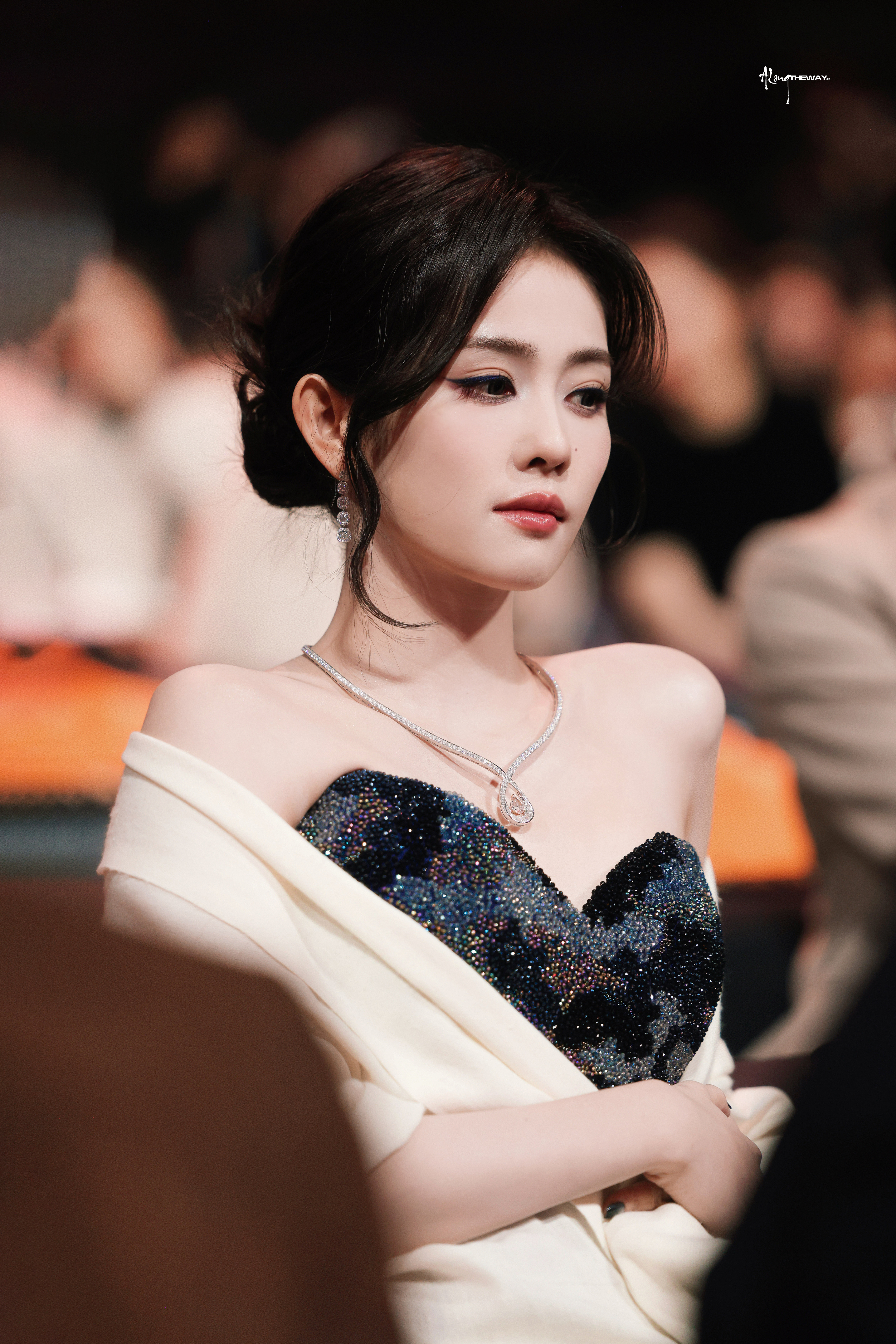 白鹿抹胸鱼尾裙勾勒出致命曲线，亮片在暗处流转星河，每一寸都在诉说着勾魂的风情。