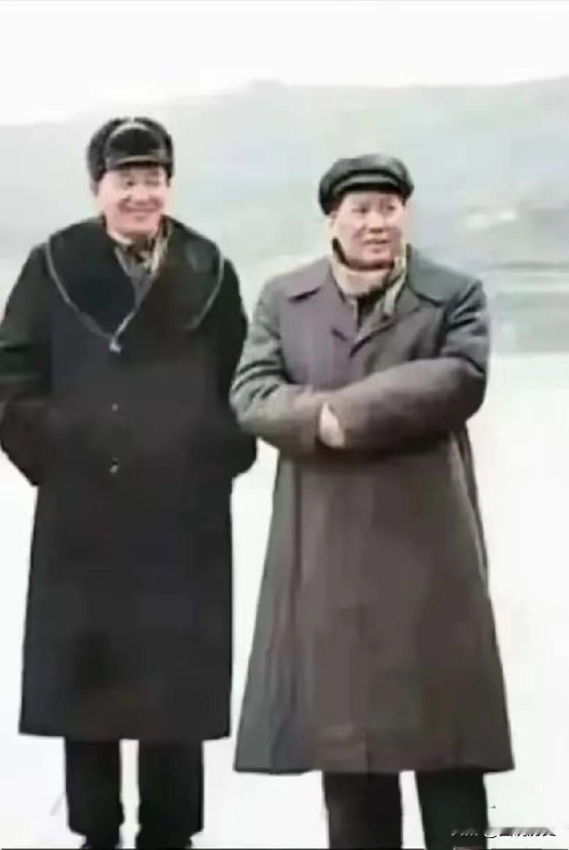 这张珍贵合影拍摄于1952年2月的湖北武汉！此时的武汉天降大雪，毛主席和他的