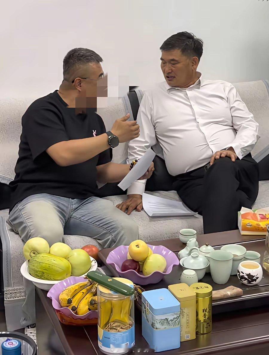 大衣哥到达青岛商演现场，老板亲自接待，水果盘摆上了，好茶泡上了，城阳一家鞋服商场