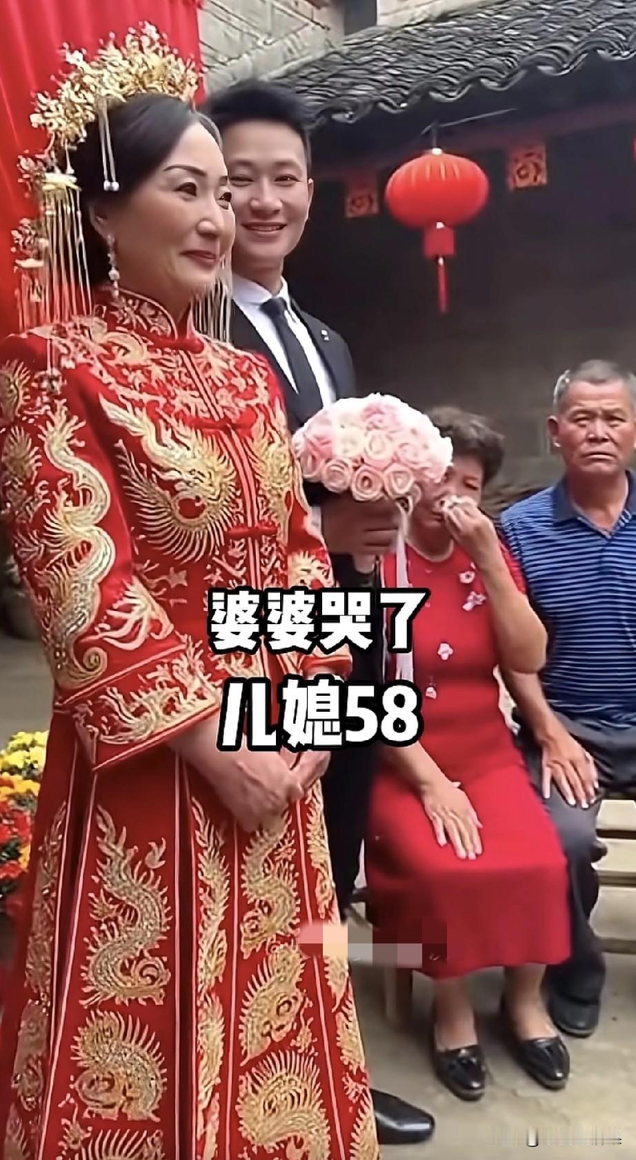 看到这个婚礼现场照片，大家有什么感想，“女人终身都是宝”这句话在照片里体现的非常
