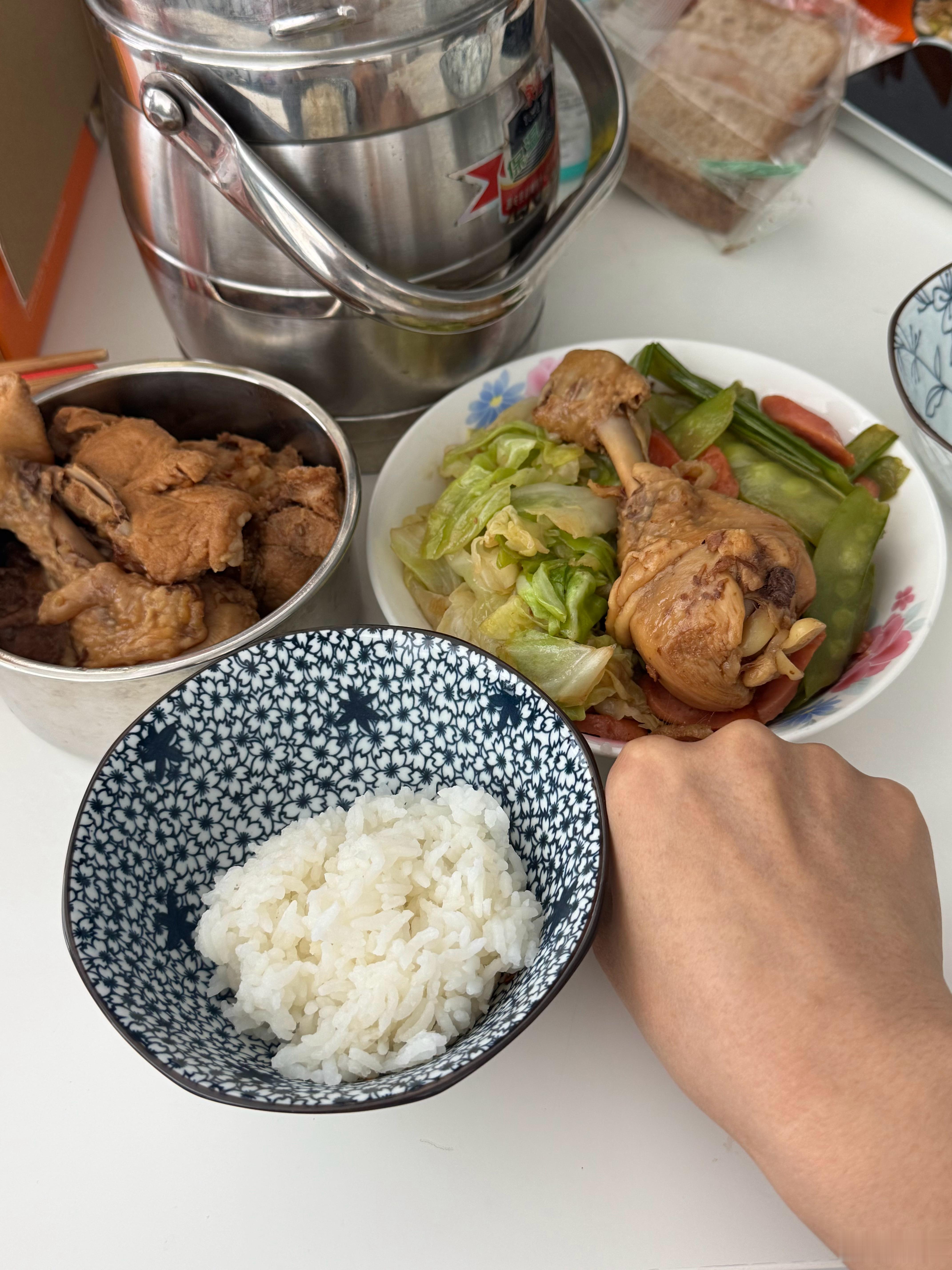 小林妈妈煮的饭太健康了。今日减脂餐一拳米饭，一根鸡腿，一些青菜，外加吃了两颗水煮