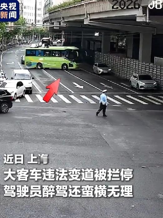 “要罚就罚，别扯交通规则！”大客车司机违章后当街怒怼交警，结果剧情神反转，网友：