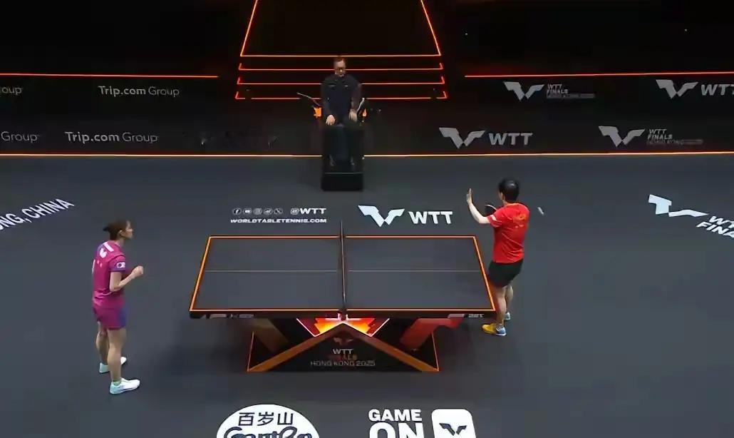 孙颖莎这“随便一挑战”，把规则拿捏得死死的！香港总决赛1/4决赛，孙颖莎对阵