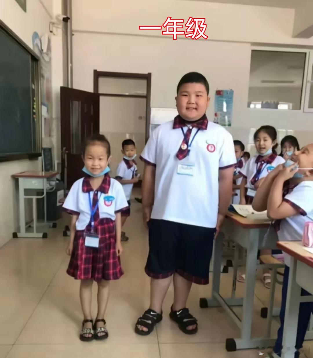 一年级vs四年级小学生的最萌身高差。[笑着哭]​​​