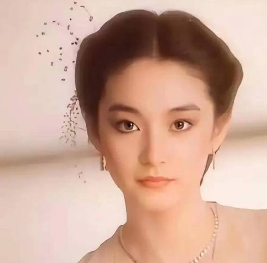 1994年，40岁的林青霞准备嫁给邢李源，秦汉得知后，第一时间找到琼瑶，哀求：“