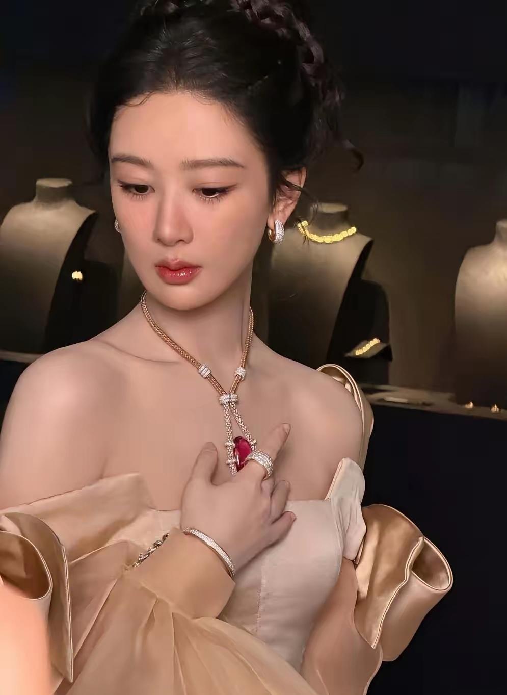 虽然很扎心，但事实就是：现在的迪丽热巴早已不是杨紫的对家。自古以来，互为对家