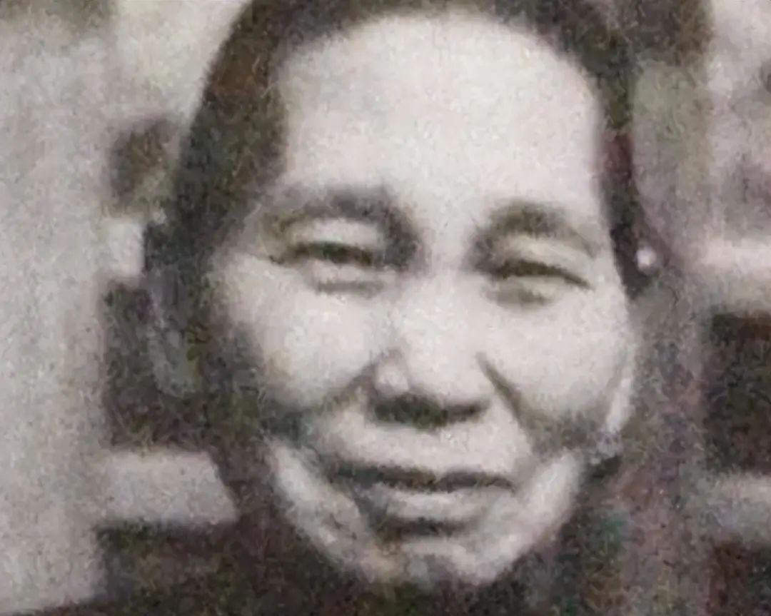 1903年的一天夜里，梁启超要与妻子17岁的陪嫁丫鬟王来喜洞房。红烛摇曳的新