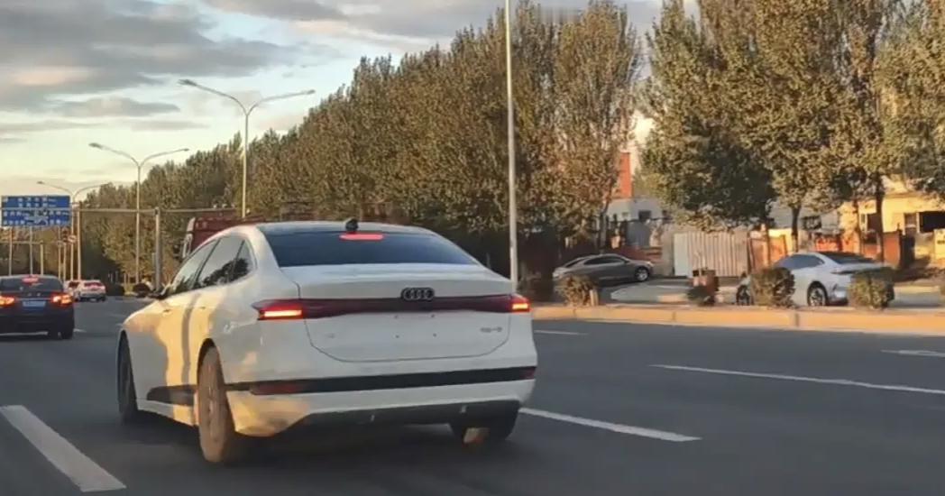 网上传的全新奥迪A6L的实车图，国产版特意做了加长，长度超过5.1米，和海外版设