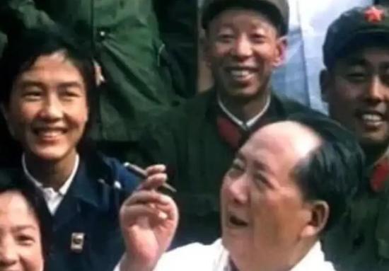 1964年，毛主席在开会的时候，瞧见正在抽雪茄的李先念，李先念顺手递给毛主席一根