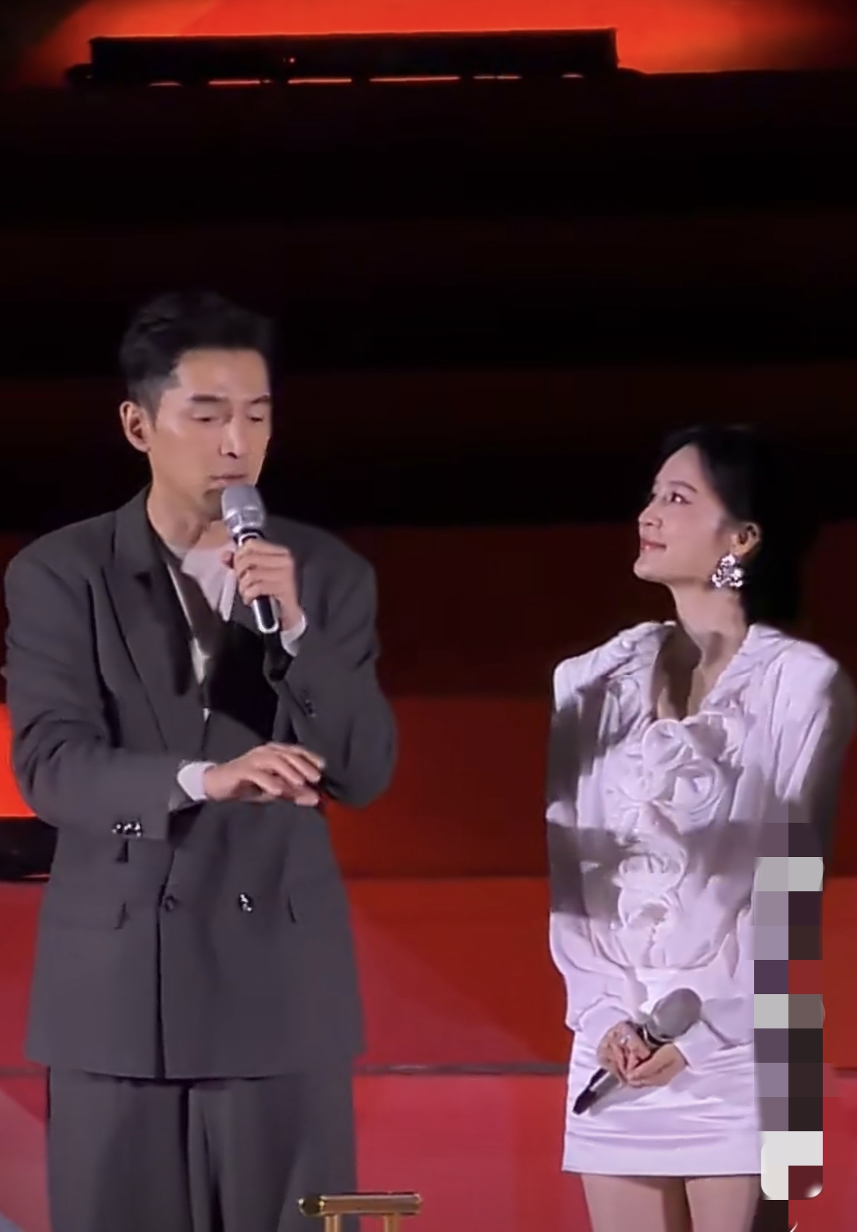 李沁在张家界冻到缩肩膀，与胡歌同台推介新剧，一句没提杨洋