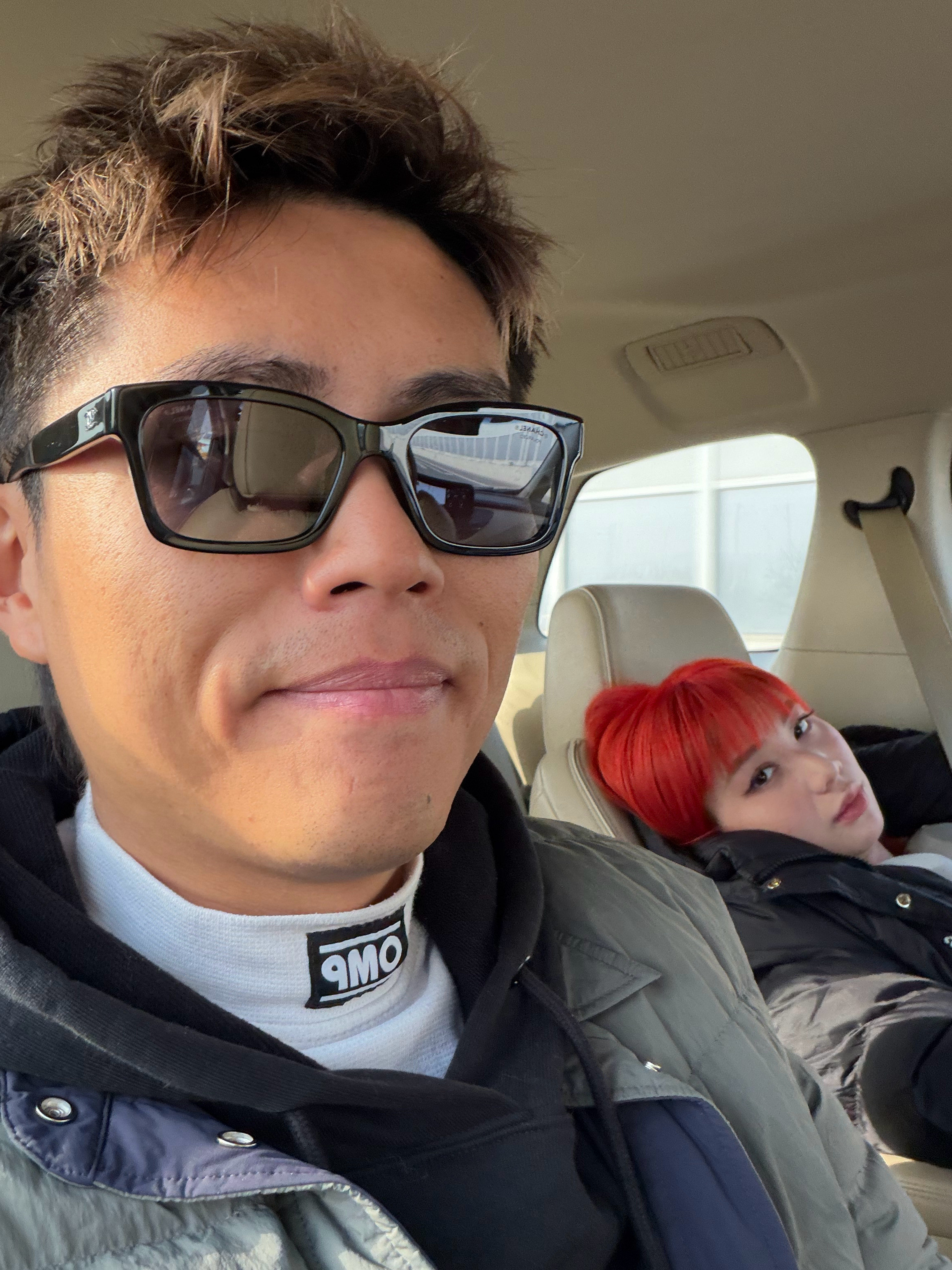 我真的不懂，一个人为什么可以每天睡这么多觉的？！上飞机之前在我车上睡，飞机上睡，