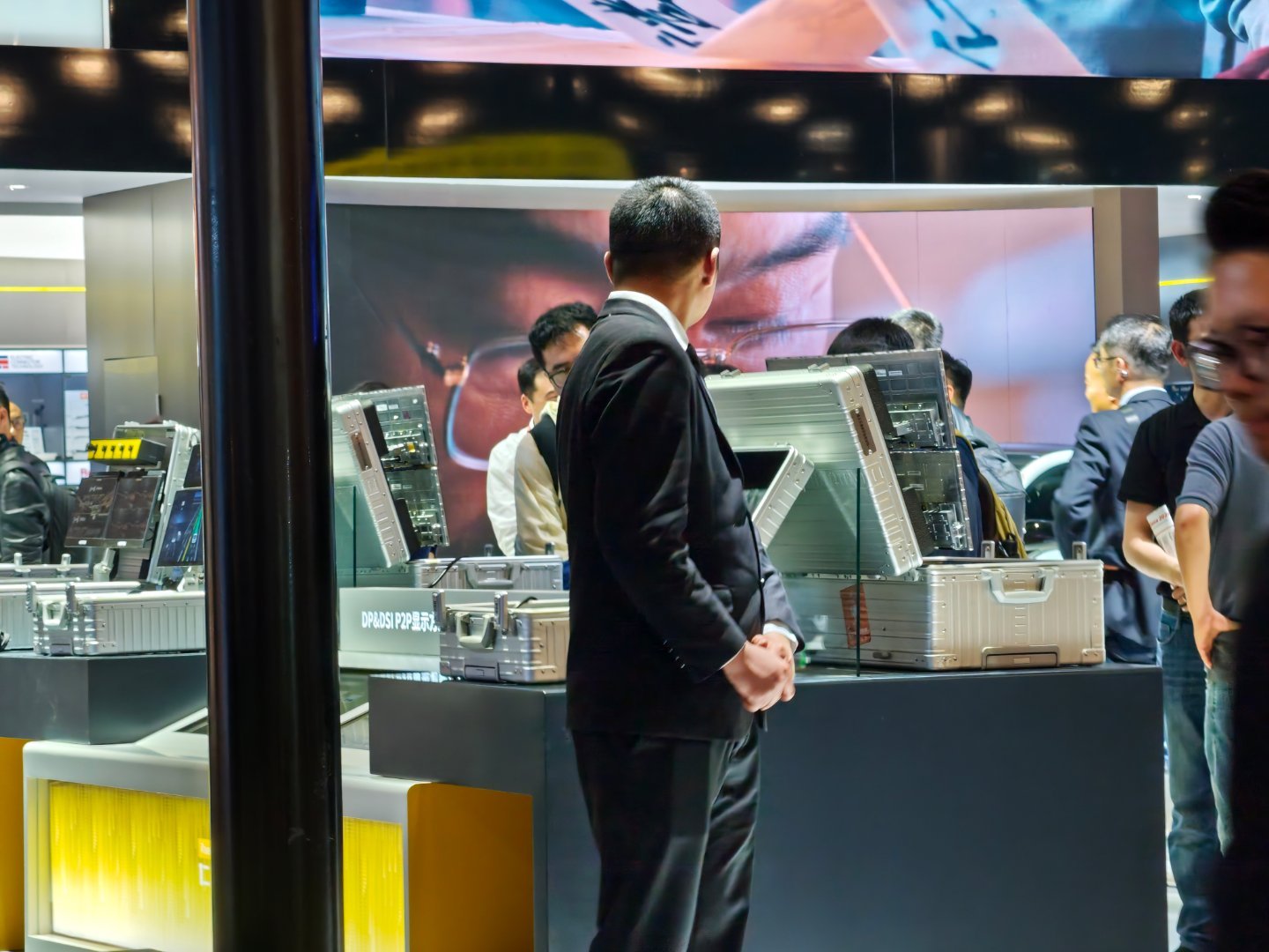 来A1展馆看看吉利集团的新品，人好多，我就去对面这个叫什么科技的展台在图2左下角