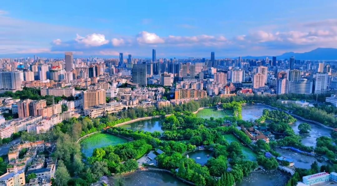 昆明不仅是云南第一大城市，其实也是这个旅游大省的游玩首选城市。近年来，随着人们