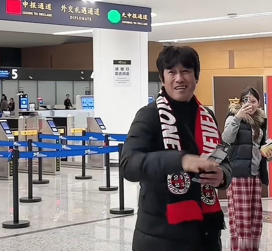 徐正源一大早离开成都，不少球迷到机场送别，依依不舍。这次回来，俱乐部搞了一个还算