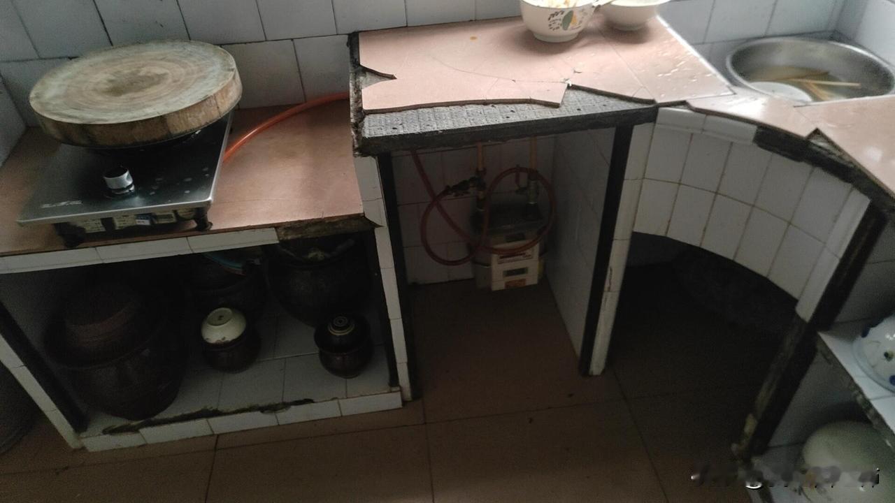 孩他爸说我把公公的钱掏干才心甘！老公家里的房子是七十年代的厂房，到现在已经破破