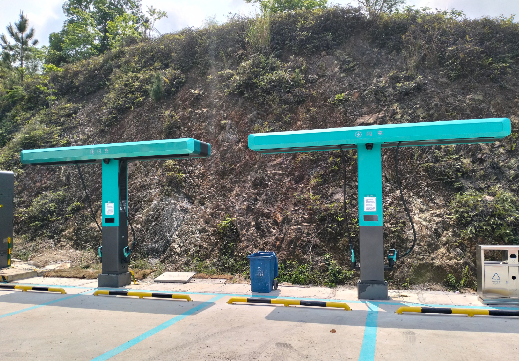 今天跑高速路过一个服务区，远远的就看到这个蓝色的闪充电桩，没有停留，回来的时候，